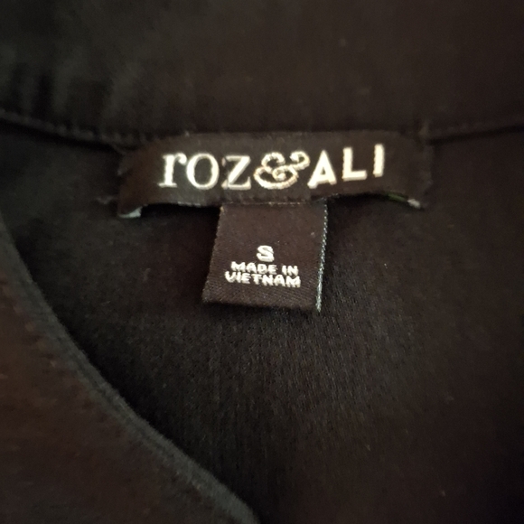 Roz & Ali Women's Black Open Front Blazer with Modern Minimalist Design - Picture 4 of 8